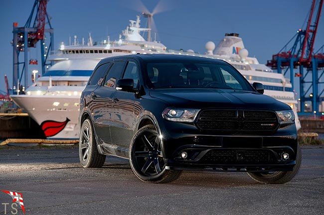 Dodge Durango im Hafen