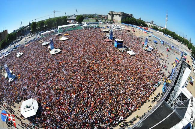 65000 Menschen auf einem Foto während der Fanmeile