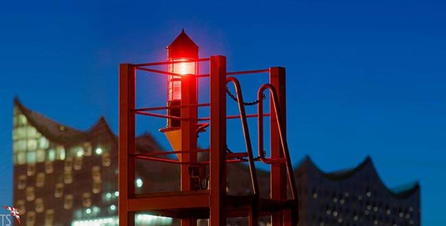 Positionslicht mit Blick auf die Elbphilharmonie
