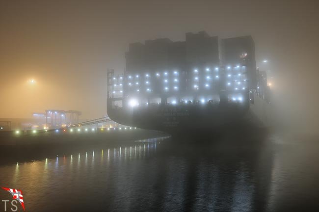 CSCL Indian Ocean im Nebel am Eurogate
