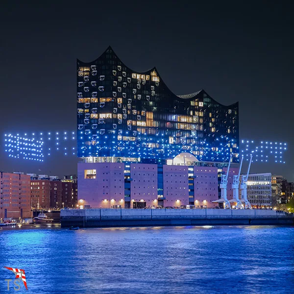 Elbphilharmonie mit Drohnenshow "Breaking Waves"